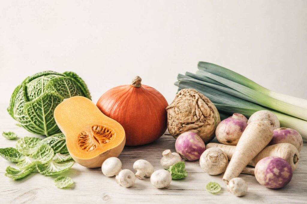 Étal de légumes d'automne avec courges, choux et poireaux frais