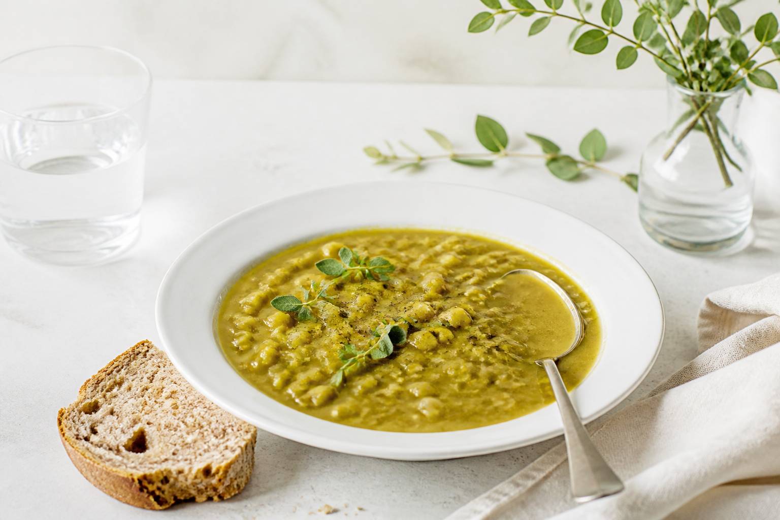 Assiette de soupe de pois cassés avec pain complet