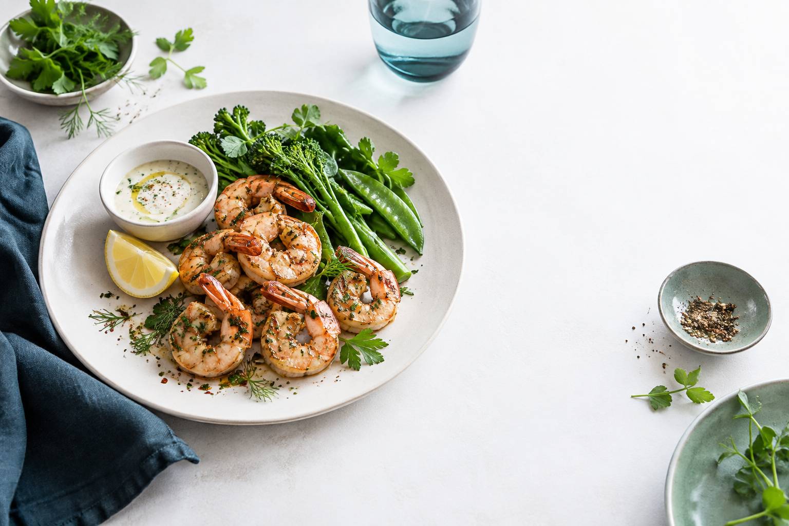 Assiette de crevettes sautées avec citron et légumes verts vapeur