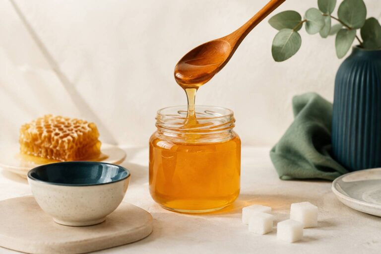 Miel : combien de calories et est-il meilleur que le sucre ?