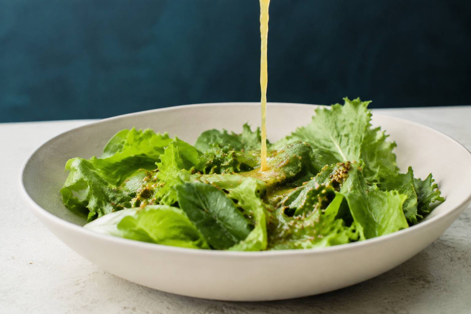 Salade verte arrosée d'un filet de vinaigrette moutardée avec graines de moutarde